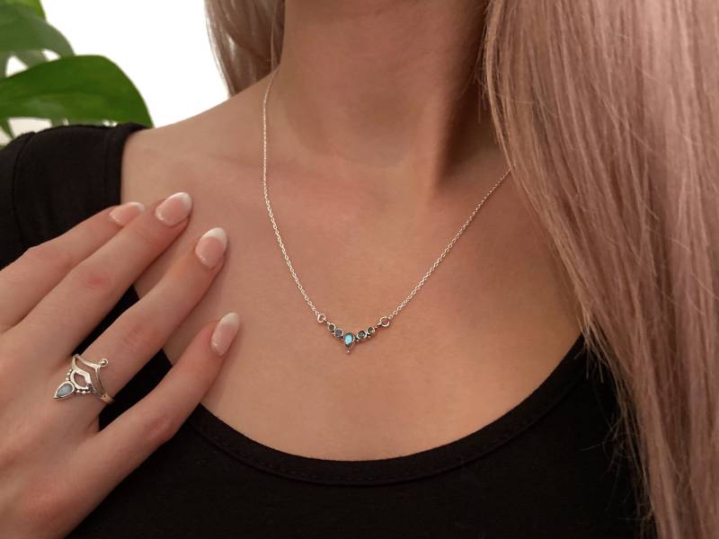 Halskette Aus 925Er Silber Mit Kleinen Facettierten Labradorit Steinen von SANUKA