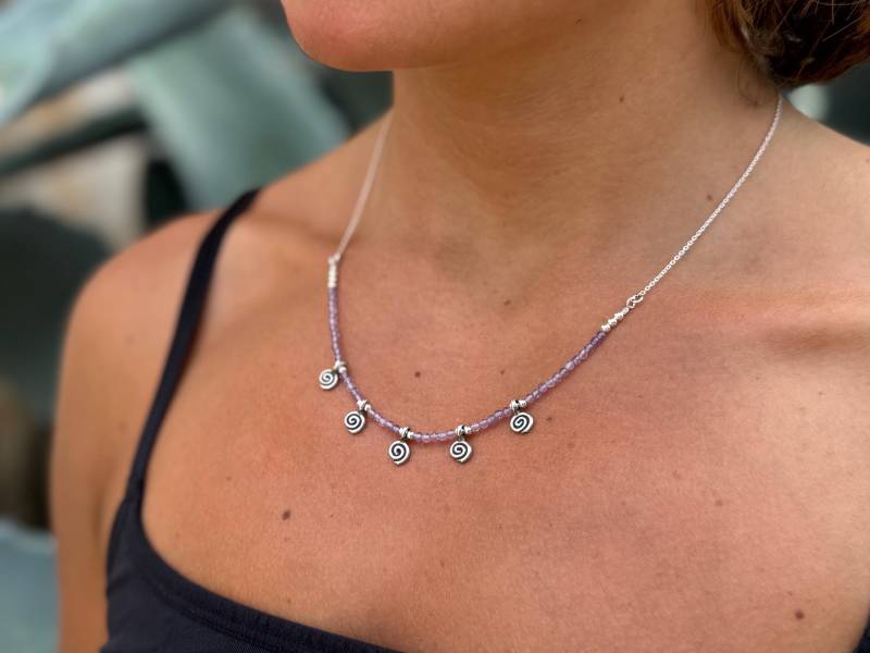 Kette Mit 5 Kleinen Spiralen Und Facettierten Amethyst Steinen, 925Er Silber, Längenverstellbar von SANUKA