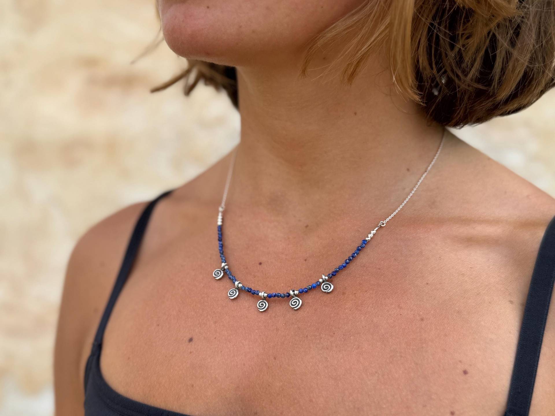 Kette Mit 5 Kleinen Spiralen Und Facettierten Lapislazuli Steinen, 925Er Silber, Längenverstellbar von SANUKA