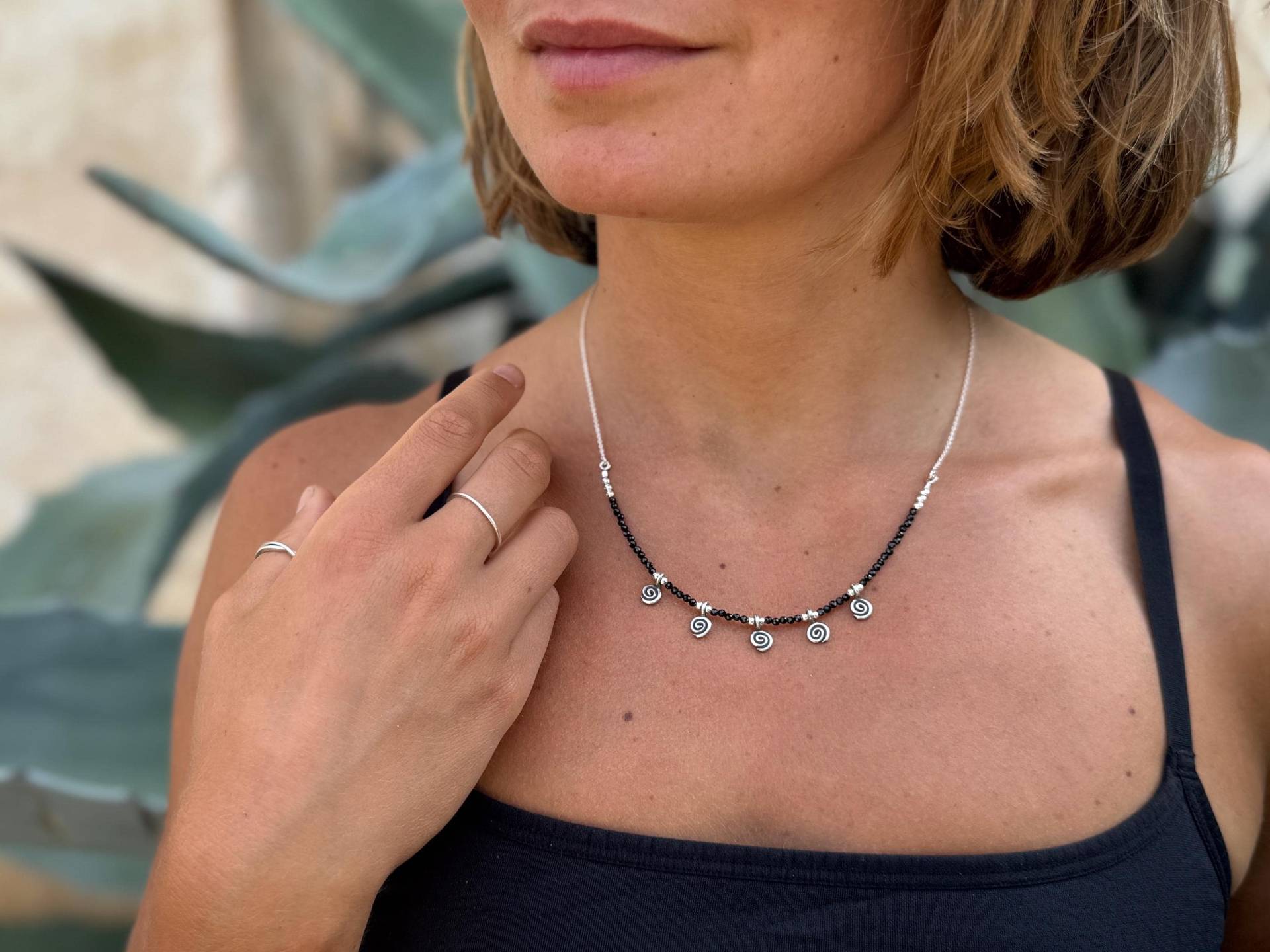 Kette Mit 5 Kleinen Spiralen Und Facettierten Schwarzen Spinell Steinen, 925Er Silber, Längenverstellbar von SANUKA