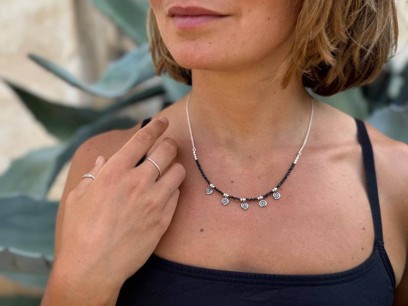 Kette Mit 5 Kleinen Spiralen Und Facettierten Schwarzen Spinell Steinen, 925Er Silber, Längenverstellbar von SANUKA