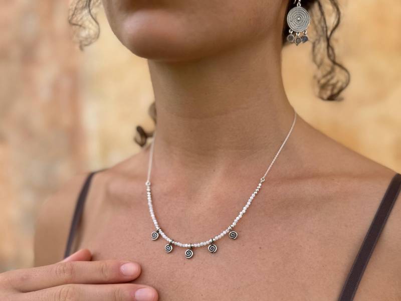 Kette Mit 5 Kleinen Spiralen Und Weissen Mondsteinen, 925Er Silber, Längenverstellbar von SANUKA