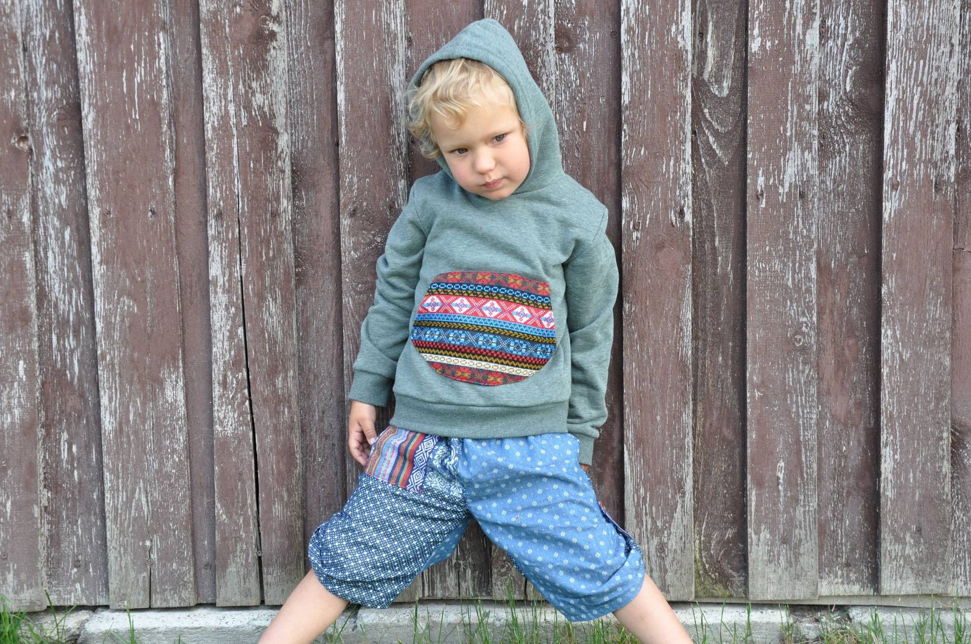 Kinder Pullover Mit Bunter Tasche Und Kapuzenfutter, Größe 104/110/116 von SANUKA