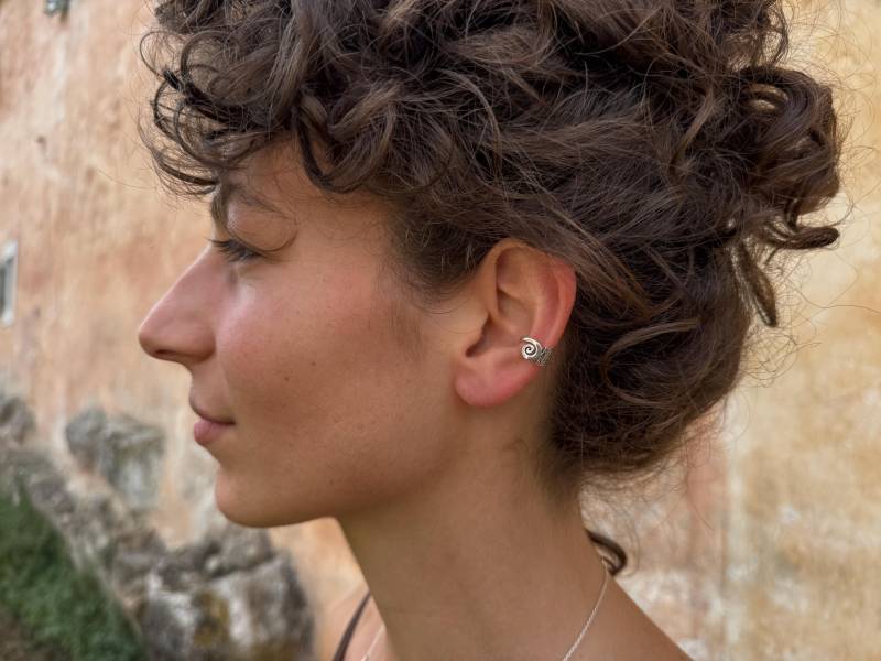 Kleiner Ohrclip Aus Silber Mit Spirale & Filigranem Zickzack-Muster - Boho Ear Cuff Ohne Ohrloch von SANUKA
