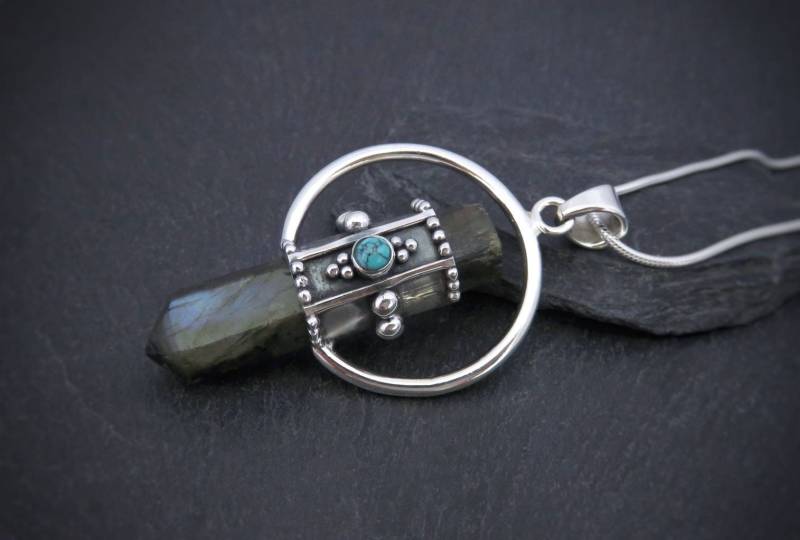 Kristall Anhänger Labradorit Mit Massivem Silberring Verziert Pünktchen Und Kleinem Türkis Imitat Steinchen Aus Silber von SANUKA