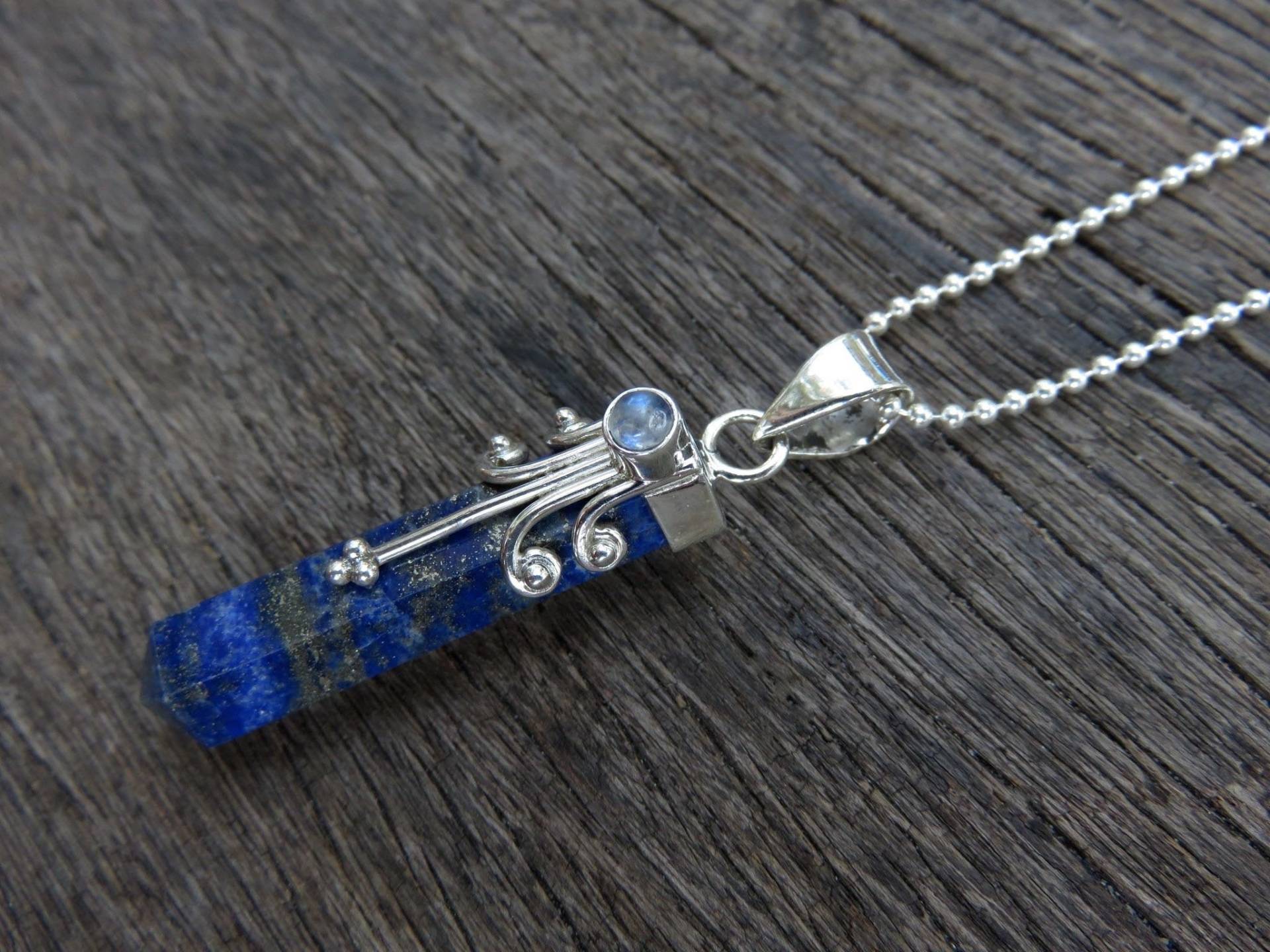 Kristall Anhänger Lapislazuli Verziert Mit Spiralen, Pünktchen Und Kleinem Mondstein Aus Silber von SANUKA