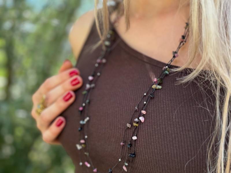 Lange Geknotete 3 Strang Halskette Mit Turmalin Und Silberkugeln von SANUKA