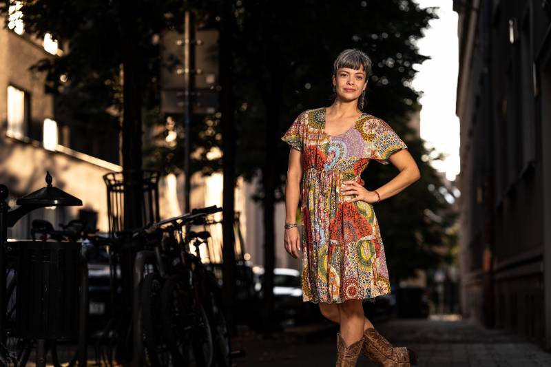 Locker Geschnittenes Buntes Sommerkleid Mit Ärmeln, Rot Bunt von SANUKA