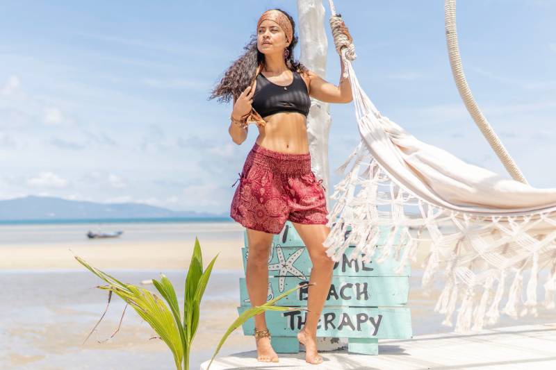 Luftige Leichte Sommer Shorts Filigran Gemustert in Rot Mit Taschen von SANUKA
