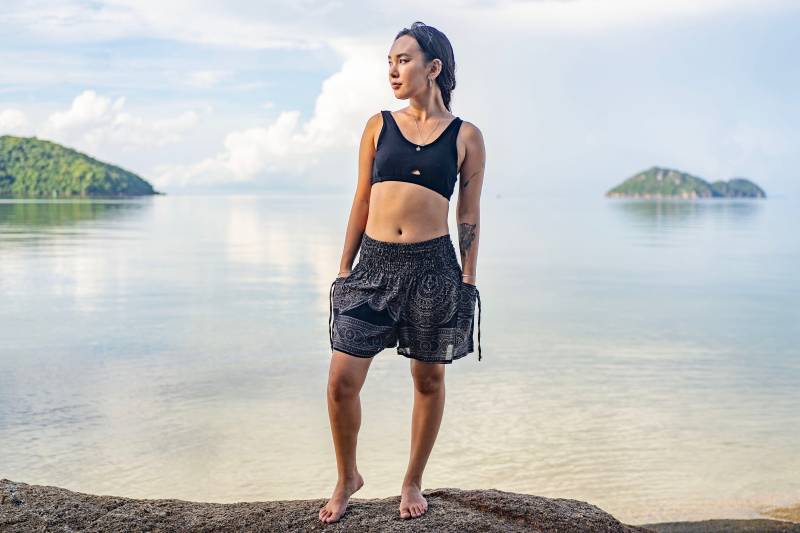 Luftige Leichte Sommer Shorts Mit Mandala Muster in Schwarz von SANUKA