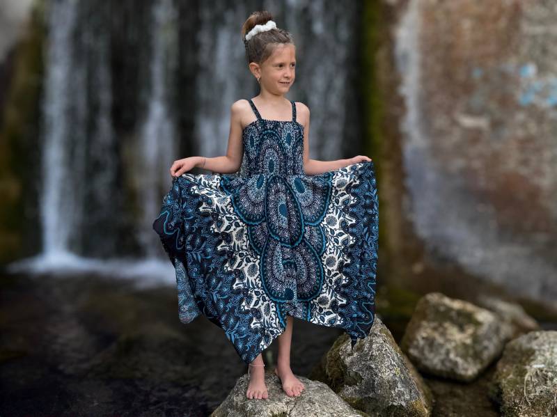 Luftiges Elfenkleid Für Kinder, Weiß Blau Gemustertes Sommerkleid Im Boho Look Mädchen, Fransenkleid von SANUKA