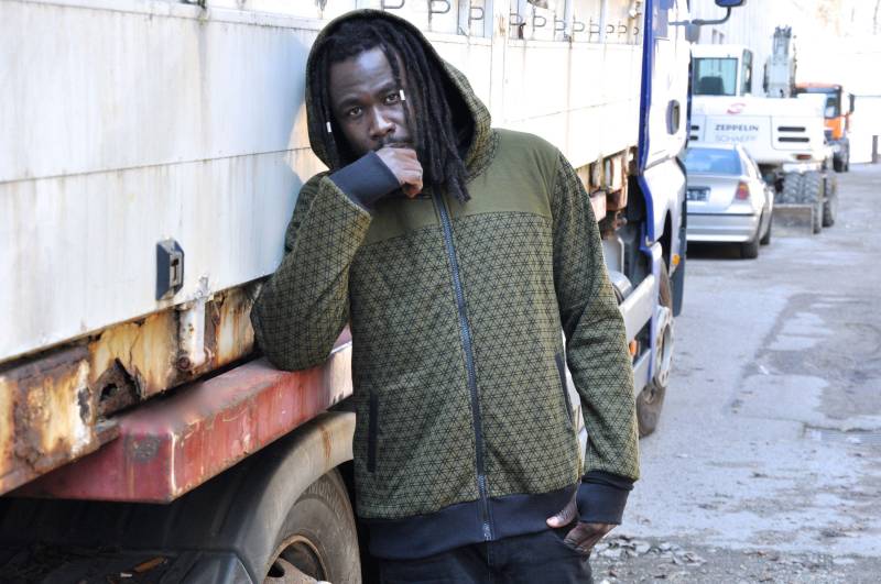 Männer Patchwork Hoodie Olivgrün Mit Daumenlöchern von SANUKA