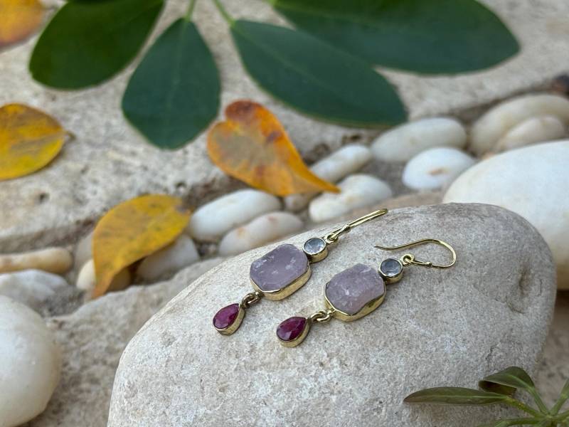 Ohrringe Mit Rohstein Aus Messing, Hängeohrringe Steinen, Rosenquarz, Rubin von SANUKA