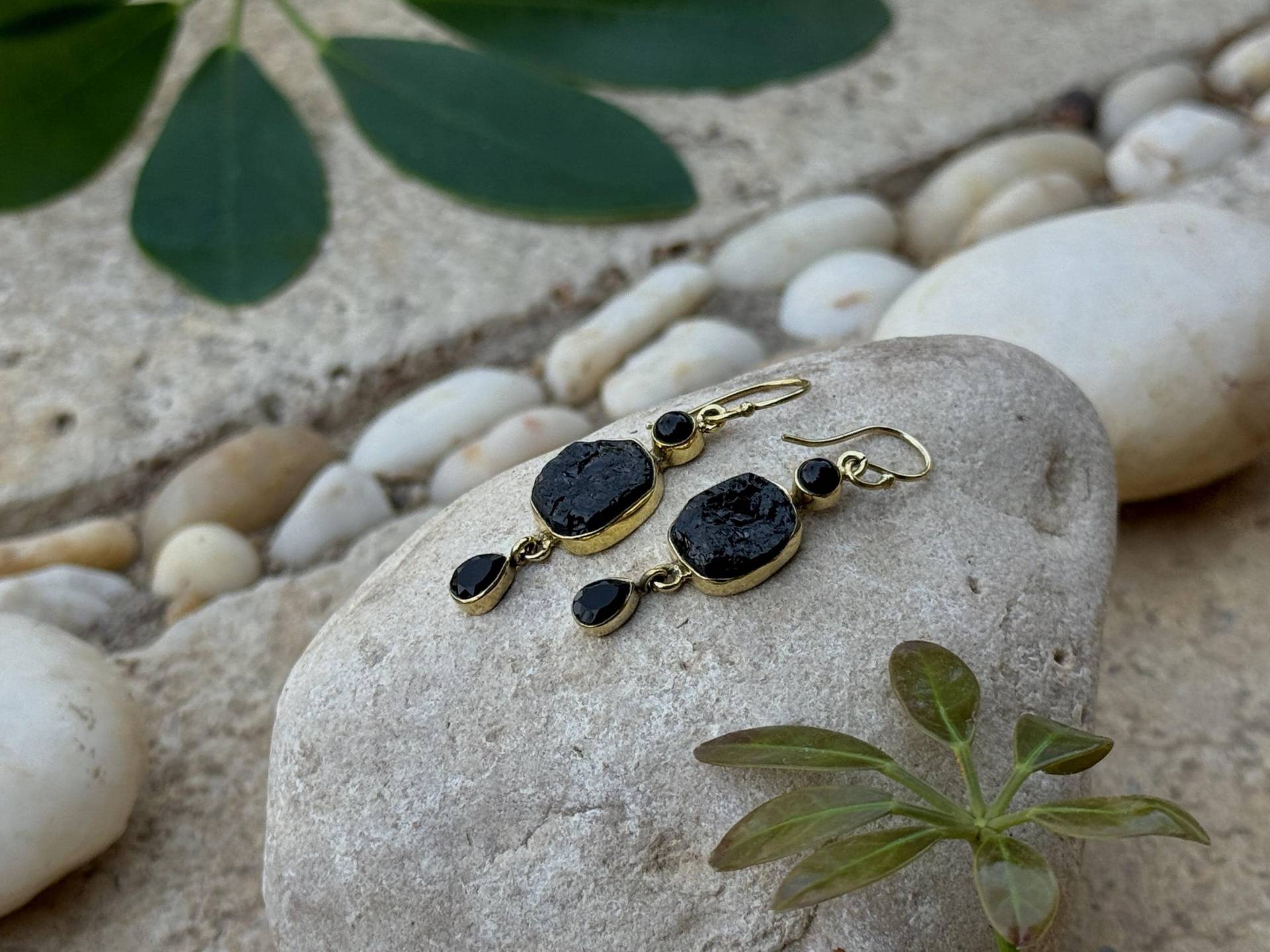 Ohrringe Mit Rohstein Aus Messing, Hängeohrringe Steinen, Schwarzer Turmalin Und Onyx von SANUKA