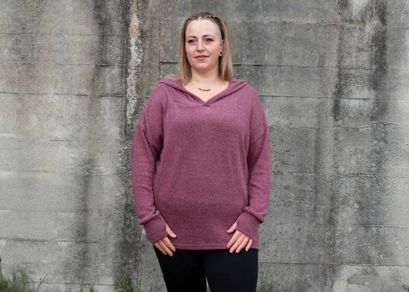 Plus Size, Langer Einfarbiger Strickpulli Mit Grosser Kapuze Und Daumenlöchern in Rosé Rot von SANUKA