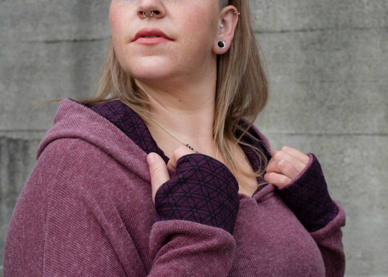 Plus Size, Langer Strickpulli Mit Gemusterter Kapuze Und Daumenlöchern in Rosé Rot von SANUKA