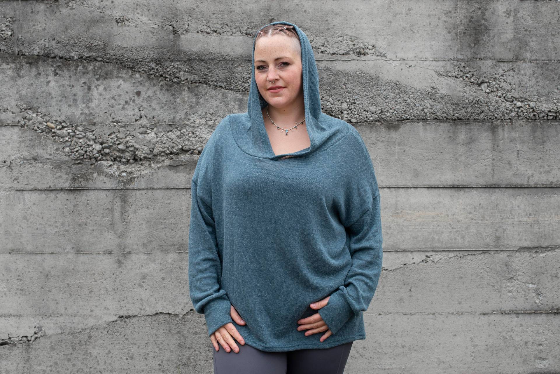 Plus Size Langer Einfarbiger Strickpulli Mit Grosser Kapuze Und Daumenlöchern in Blau von SANUKA