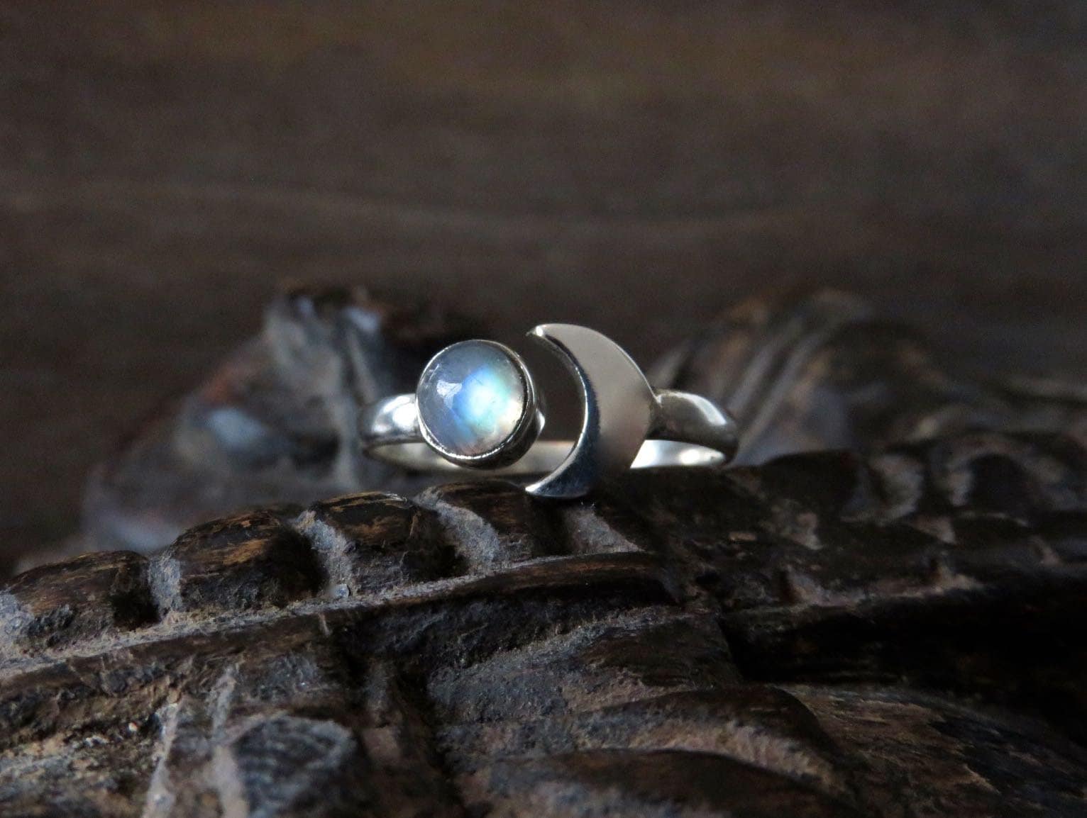 Ring Mit Mond Und Stein Aus Silber von SANUKA