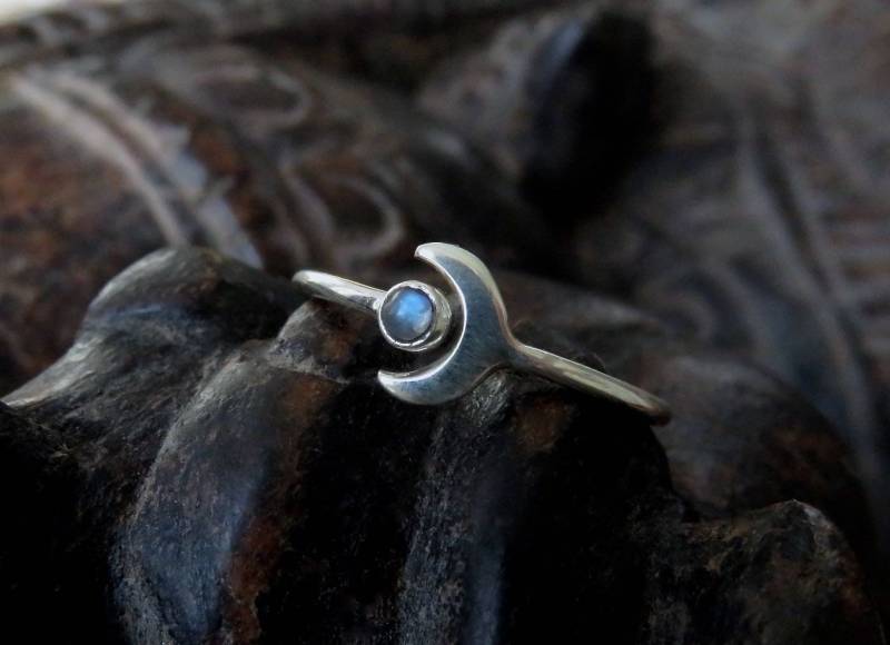 Ring Mit Mond Und Stein Aus Silber von SANUKA