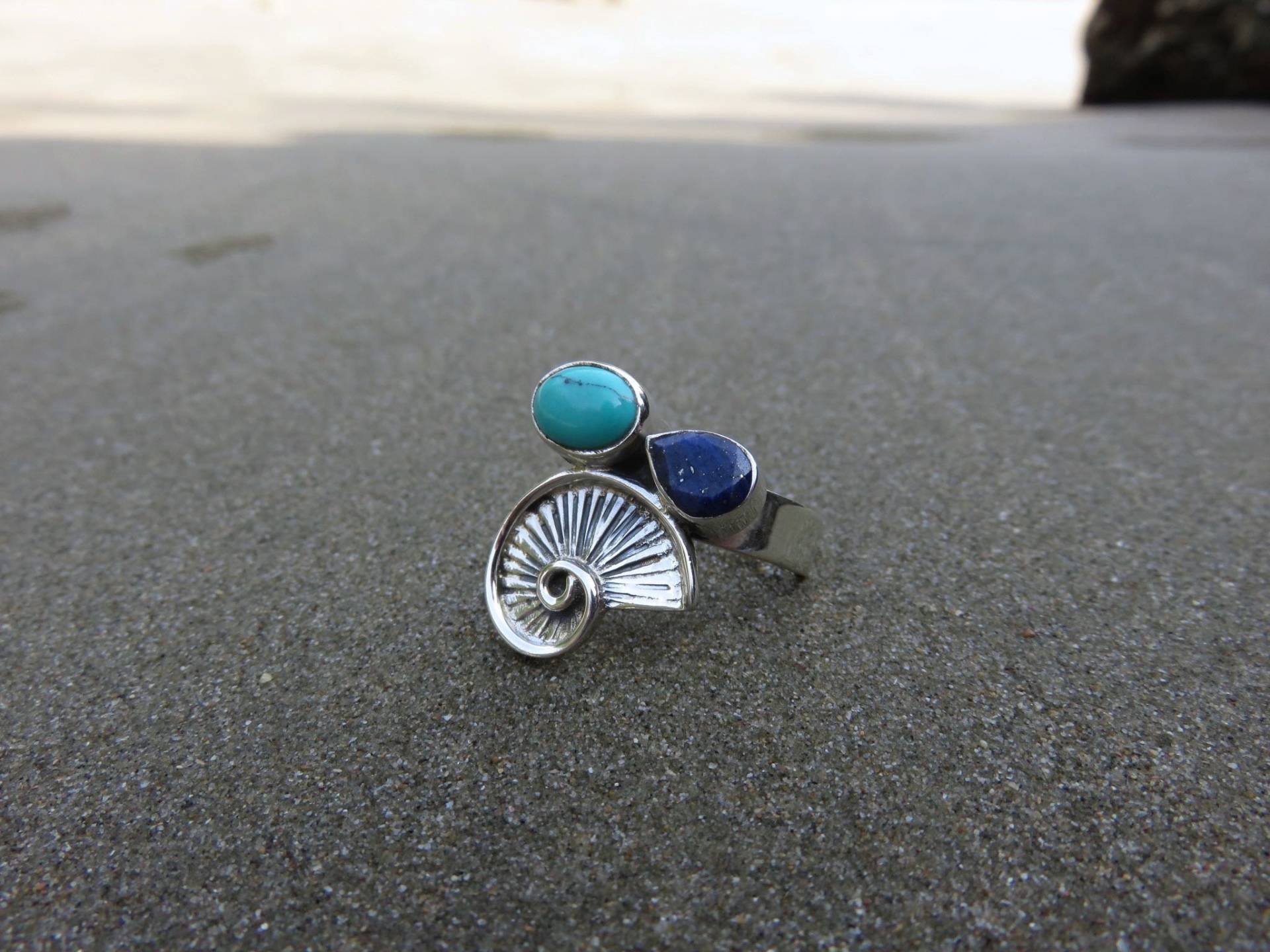 Ring Mit Schnecke Und Steinen Aus Silber von SANUKA