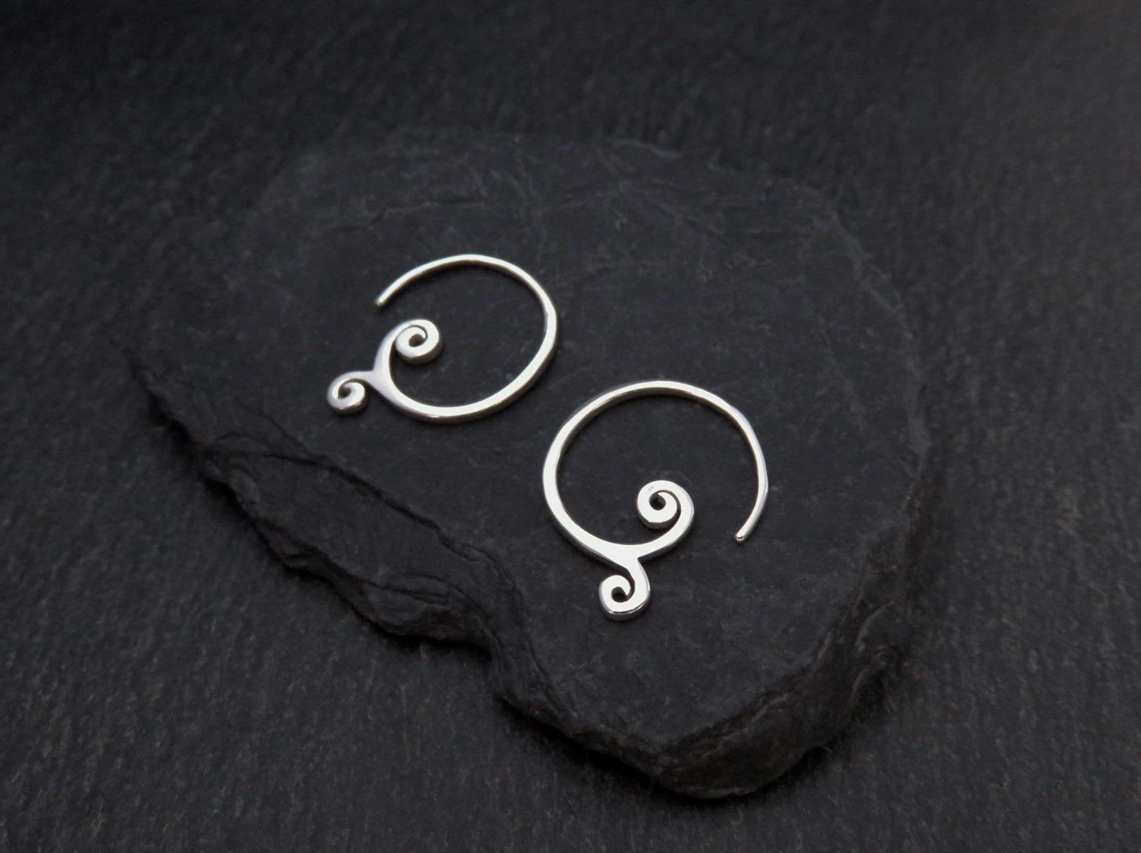 Schlichte Kleine Ohrringe Mit Spiralen Aus Silber, Spiralohrringe, Spiralschmuck von SANUKA