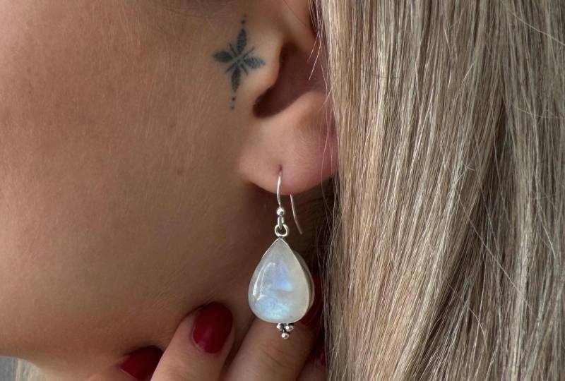 Schlichte Tropfenförmige Hängeohrringe Mit Regenbogenmondstein von SANUKA