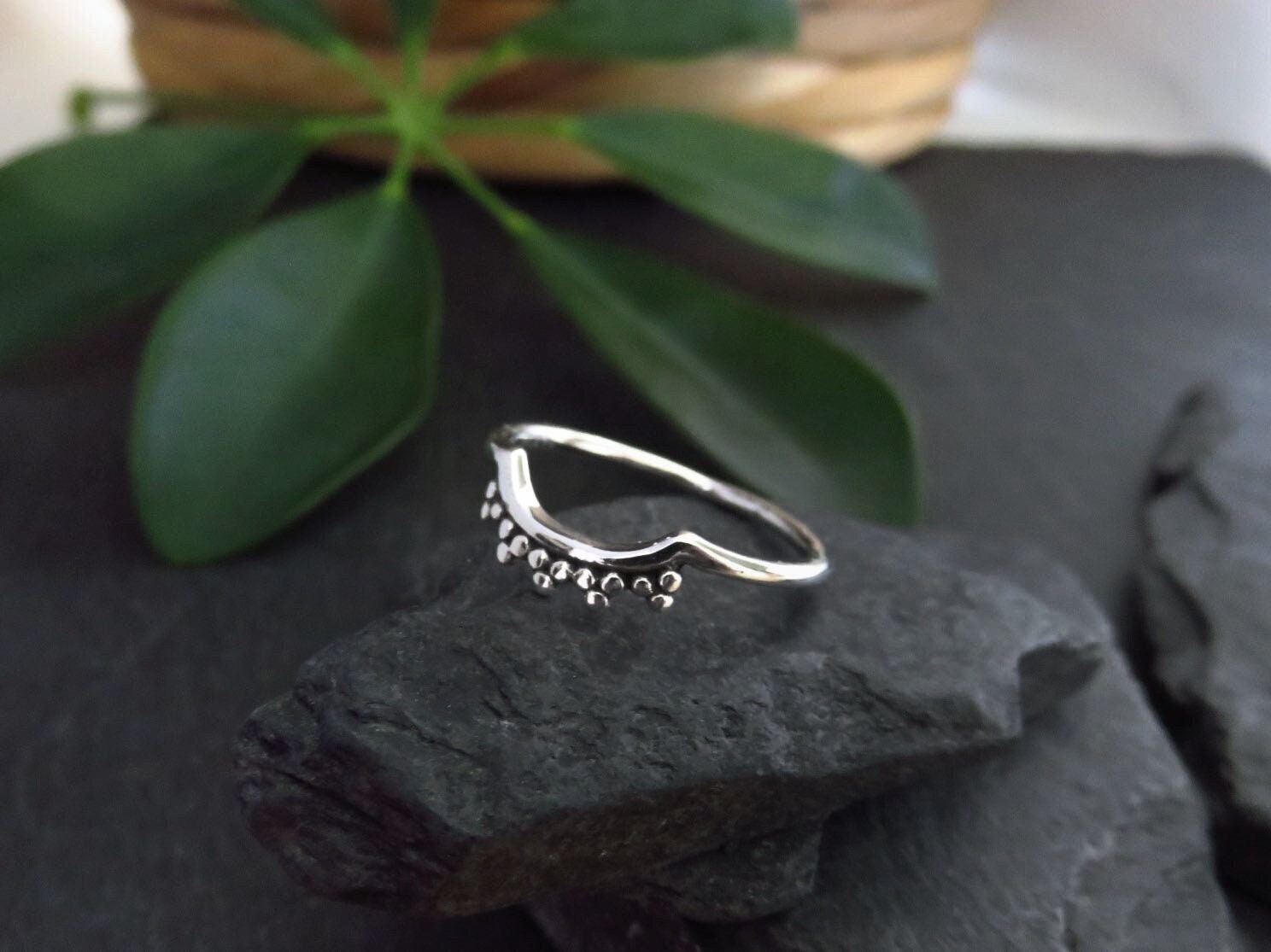 Schlichter Silber Ring Mit Kleinen Pünktchen von SANUKA