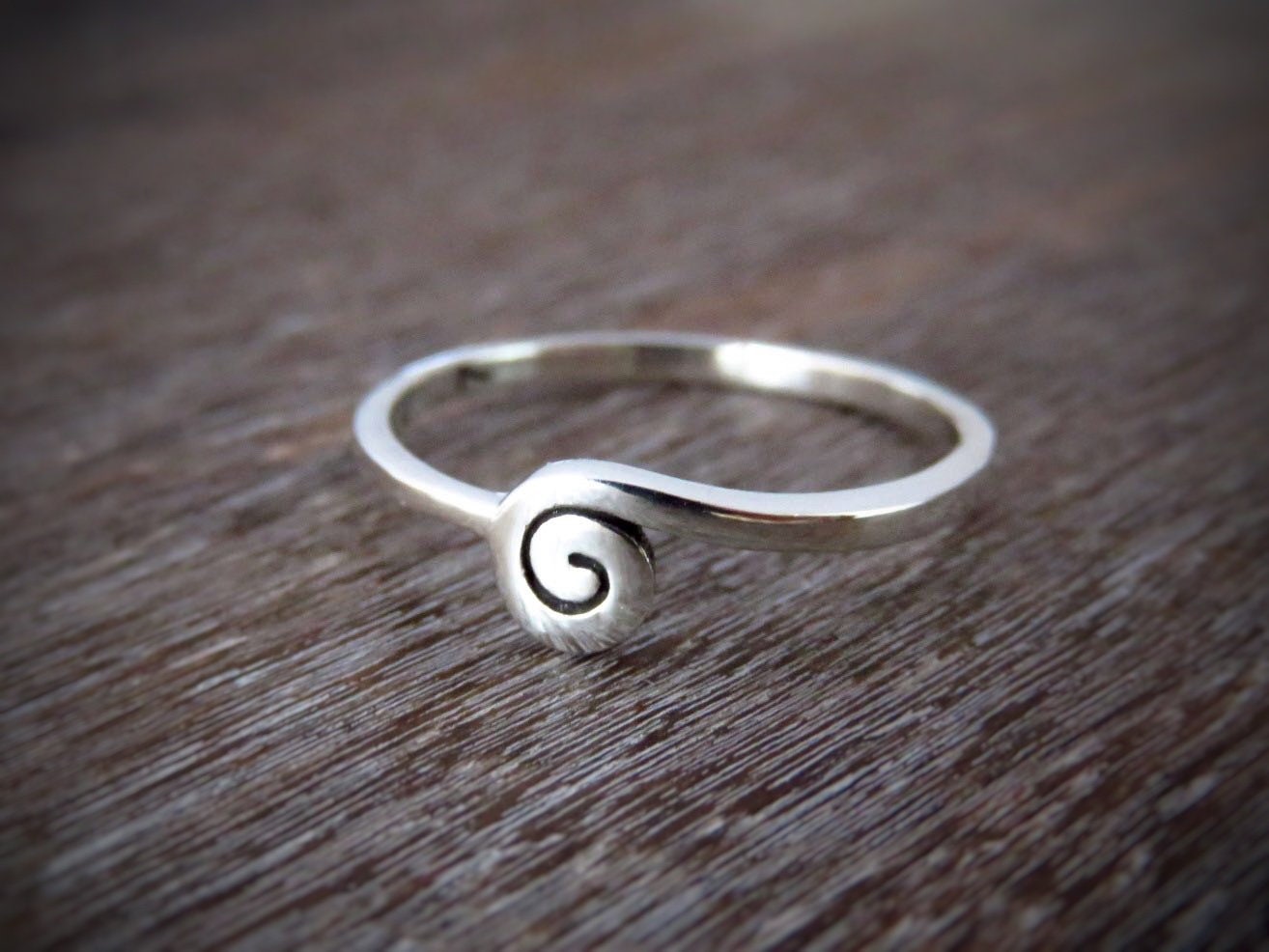 Schlichter Silber Ring Mit Spirale von SANUKA