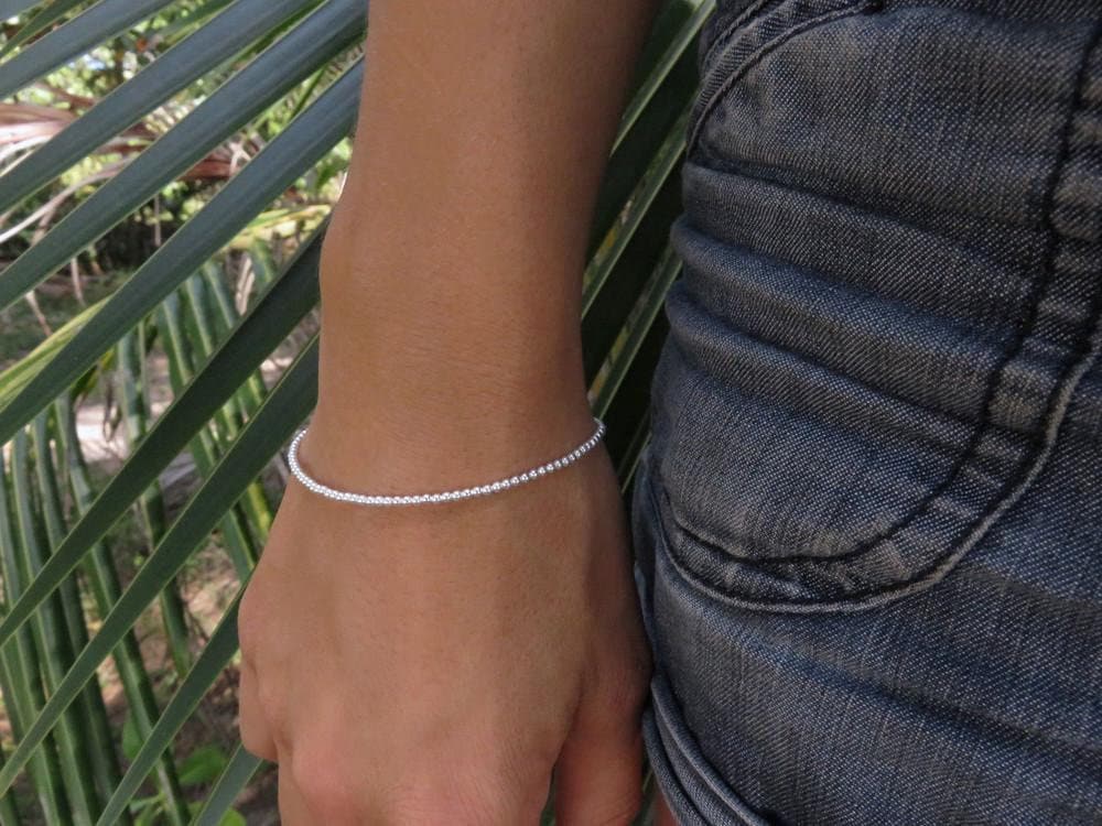 Schlichtes Armband Aus Kleinen Silber Kugeln Mit Karabiner von SANUKA