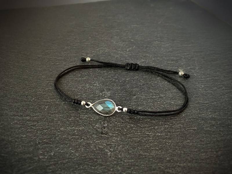 Schwarzes Armband Mit Labradorit Stein in Tropfenform Und Perlen Aus Silber von SANUKA