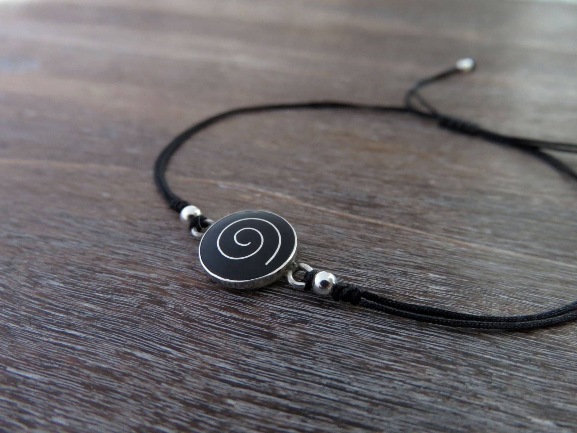 Schwarzes Armband Mit Spirale Und Perlen Aus Silber von SANUKA