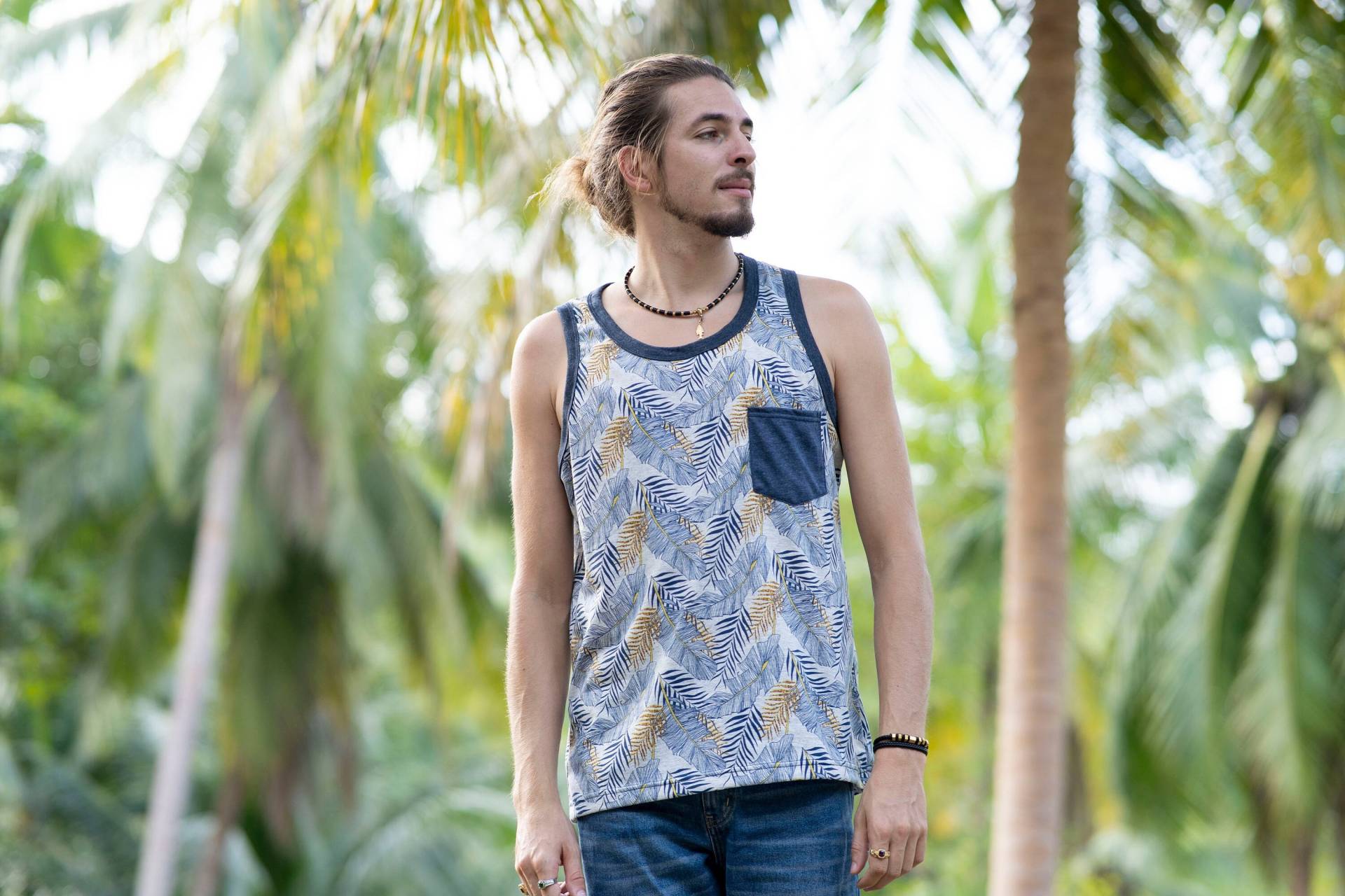 Tanktop Mit Brusttasche Für Männer in Grau Blau Beige Palmen Print, Shirt, Yoga Sommertop, Tank, Männertop von SANUKA