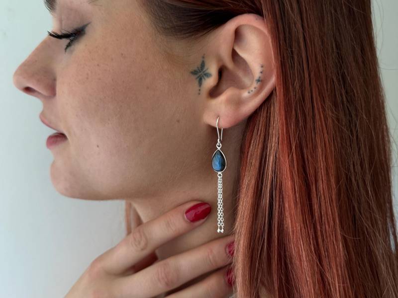 Tropfenförmige Ohrringe Mit Labradorit Stein Und Baumelnden Kettchen Aus Silber von SANUKA