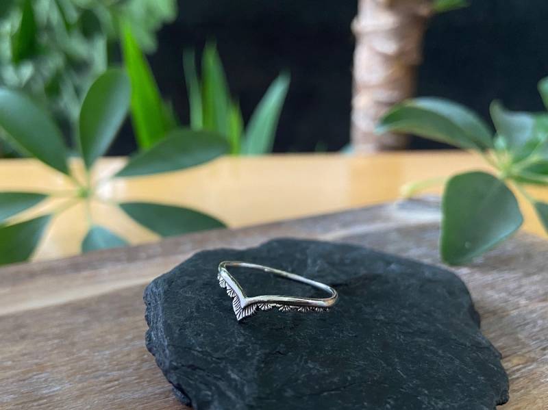 V - Förmiger Ring Mit Filigranem Muster Aus 925Er Silber von SANUKA