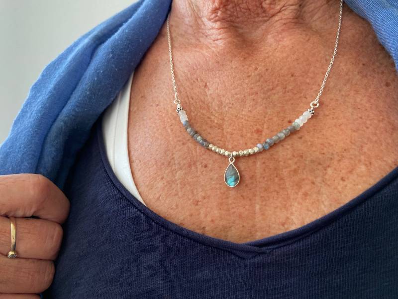 Verstellbare Kette Mit Tropfenförmigem Labradorit Stein Aus Silber von SANUKA