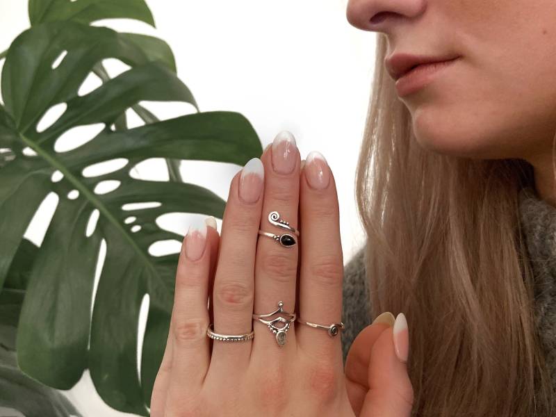 Verstellbarer Ring Mit Spirale, Pünktchen Und Schwarzem Onyx Stein in Tropfenform Aus Silber, Midiring, Zehenring von SANUKA