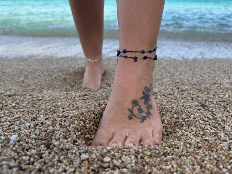 Verstellbares, Zweireihiges Fusskettchen Mit Kleinen Lapis Lazuli Steinen Und Silberperlen, Oberarmband von SANUKA