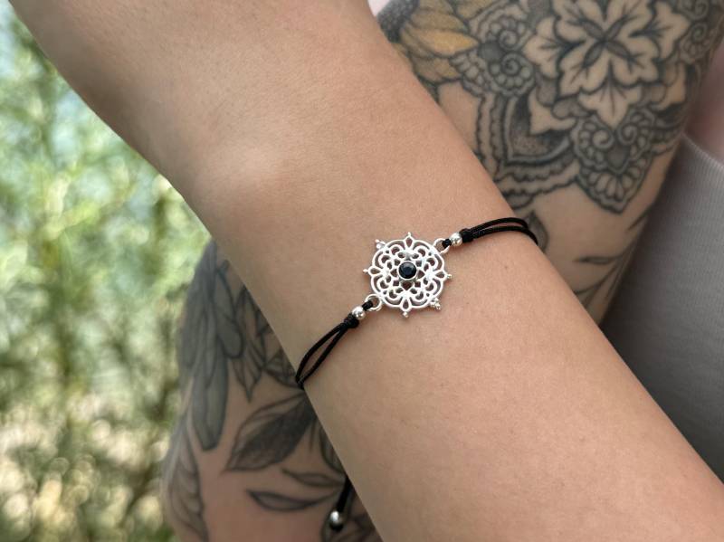 Verstellbares Armband Mit Floralem Element Und Schwarzem Stein Aus Silber von SANUKA