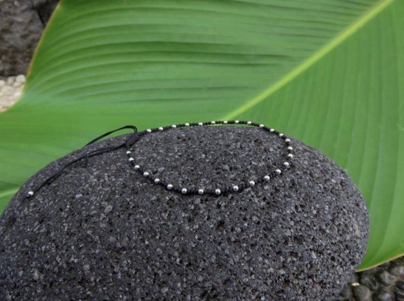 Verstellbares Armband Mit Silbernen Perlen in Schwarz Oder Türkis von SANUKA