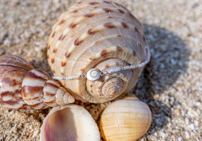 Verstellbares Fusskettchen Mit Mondstein Und Operculum von SANUKA