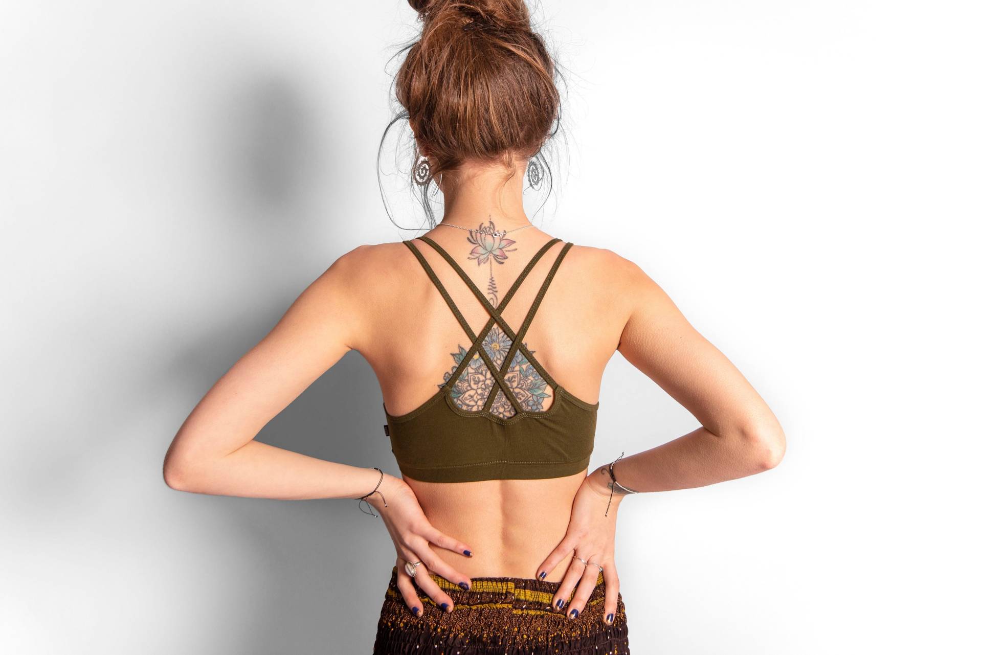 Yoga Top Mit Detailliertem Rückenmuster, Bedruckt Dem Muster Der Lebensblume, Olive Grün von SANUKA