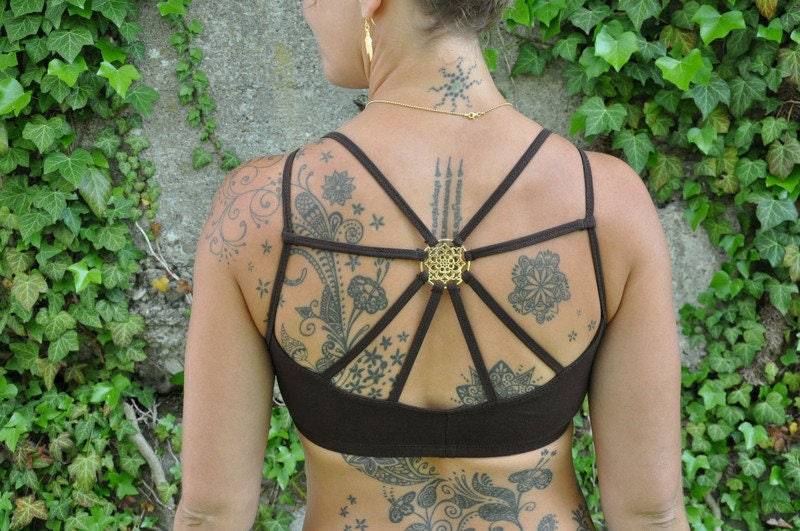 Yoga Top Mit Detailliertem Rückenmuster Und Messingelement in Braun, Sport Bh von SANUKA