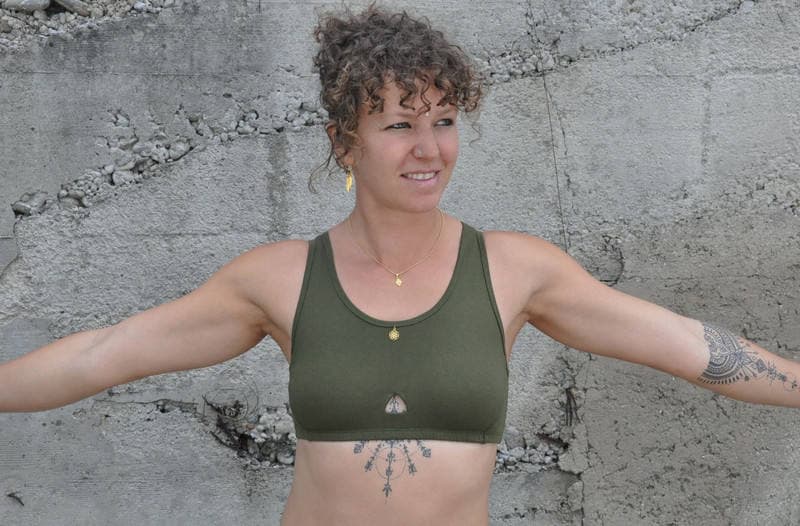 Yoga Top Mit Detailliertem Rückenmuster in Olive von SANUKA