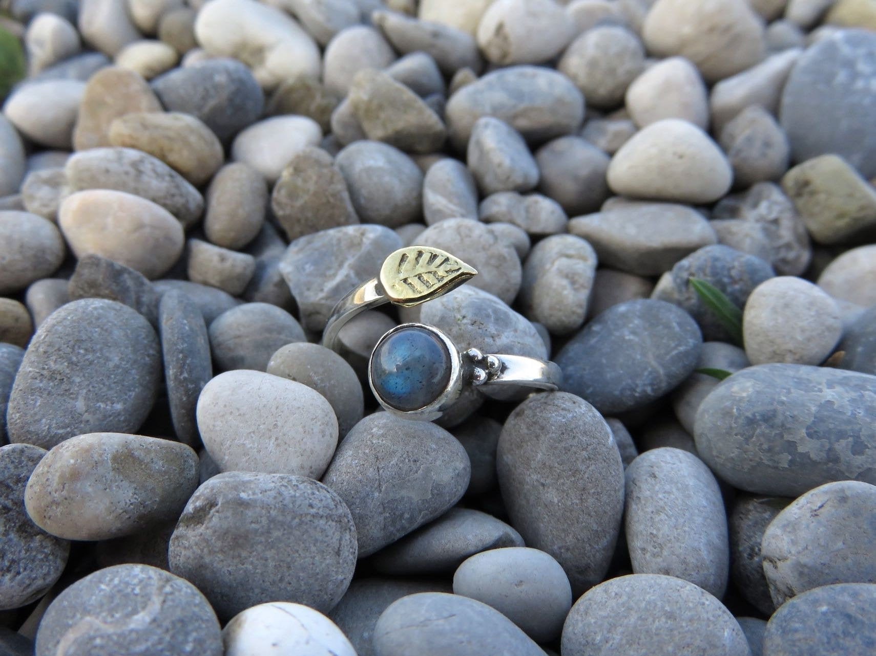 Zehenring Mit Kleinem Blatt Und Stein Aus Silber Messing von SANUKA