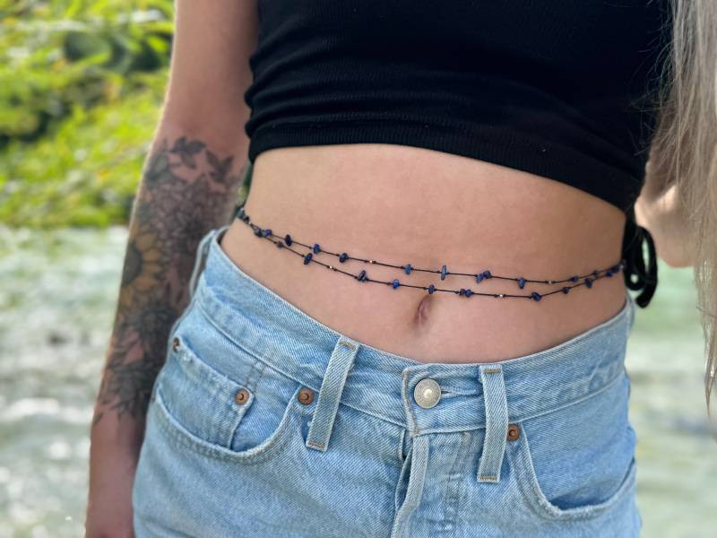 Zweireihige Bauchkette Mit Lapis Lazuli Steinen Und Kleinen Silberperlen, Hüftkette, Bauchschmuck von SANUKA