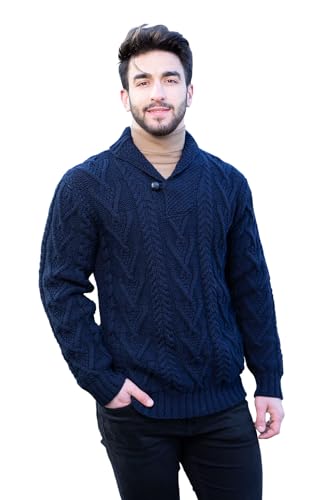 SAOL 100% Merinowolle Aran Herren Schalkragen Pullover mit eine Taste, in Natur/Holzkohle/Armeegrün/Marine/Meerblau (Marine, Small) von SAOL