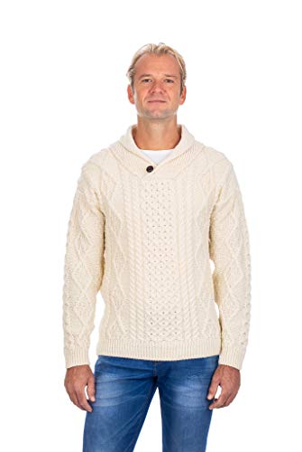 SAOL 100% Merinowolle Irisch Aran Schalkragen Pullover mit EIN Knopf für Herren, in Natur/Atlantikblau/Connemara Grün (Natur, Large) von SAOL