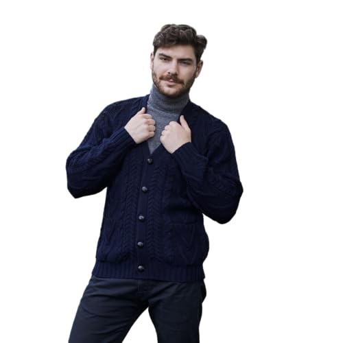 SAOL Herren Aran Irish Cable Knit Strickjacke Cardigan aus 100% Merinowolle mit V-Ausschnitt und Knöpfen und Taschen (Navy blau, Groß) von SAOL