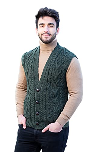 SAOL Herren Weste 100% Merinowolle V-Ausschnitt ärmellos Irische Zopfstrickjacke Pullover mit Knöpfen und Taschen - Grün - Mittel von SAOL