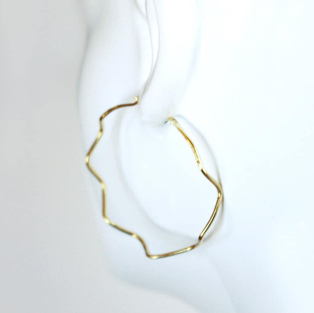 Gehämmert Gold Hoop Ohrringe, Kontinuierliche Kreis Zick-Zack Runde Creolen, Statement Organic Creolen Gehämmert Gold Hoop Ohrringe, Kontinuierliche Kreis Zick-Zack Runde Creolen, Statement Organic Creolen von SARAHHEALYDESIGNNYC